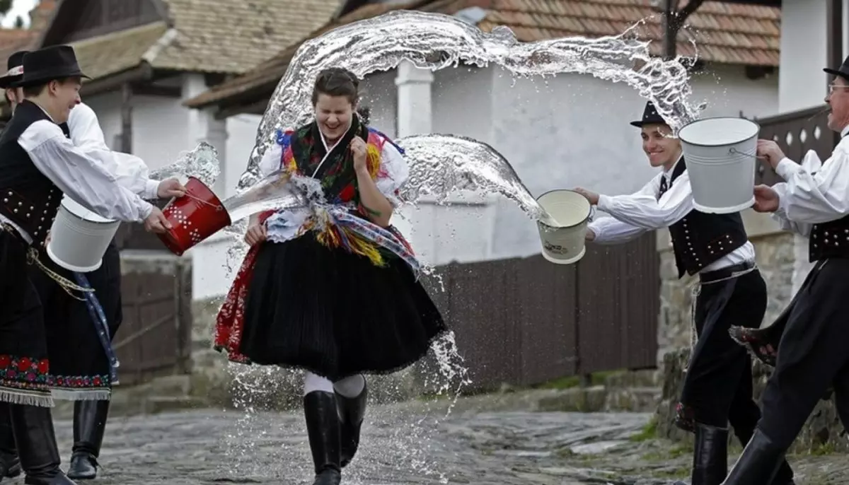 Obiceiul stropitului fetelor definește Paștele în Ardeal. Tradiția unește comunitățile locale