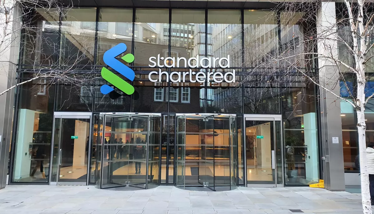 Banca britanică Standard Chartered mizează pe fonduri speculative în serviciile de administrare a averilor. Volatilitatea schimbă strategiile din sistemul financiar global 