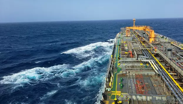 Petrolul încheie iulie cu un avans de aproape 20%. Fluxurile prin Hormuz temperează prețul