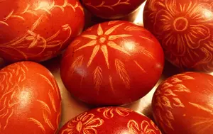 De ce se ciocnesc ouăle roșii? Povestea unui ritual mai vechi decât creștinismul