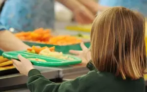 Model rar în România: o primărie produce alimente pentru programul de masă din școli