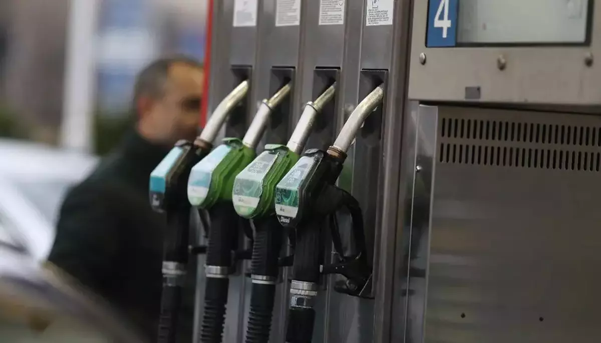 Carburanții se ieftinesc cu până la 25 de bani. Prima scădere după trei săptămâni de majorări