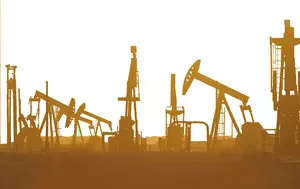 Prețul petrolului urcă spre 85 dolari. Conflictul SUA-Iran pune din nou rutele maritime sub presiune