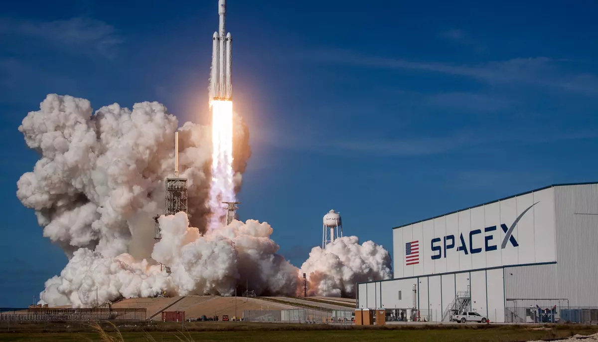 SpaceX ajunge la 2,1 trilioane dolari, dar pierde bani. Investitorii plătesc azi pentru o economie orbitală încă neconstruită