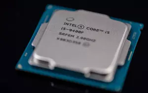 Intel vrea să atragă 20 de miliarde de dolari de la investitori. Cererea pentru infrastructura AI continuă să crească