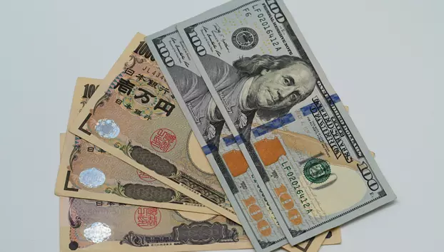 Yenul japonez pierde aproape jumătate din câștigul intervenției. Dolarul revine spre 160 de yeni