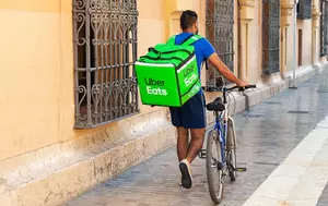 Uber suspendă extinderea livrărilor de mâncare în Europa. Compania de ride sharing intensifică eforturile de preluare a Delivery Hero