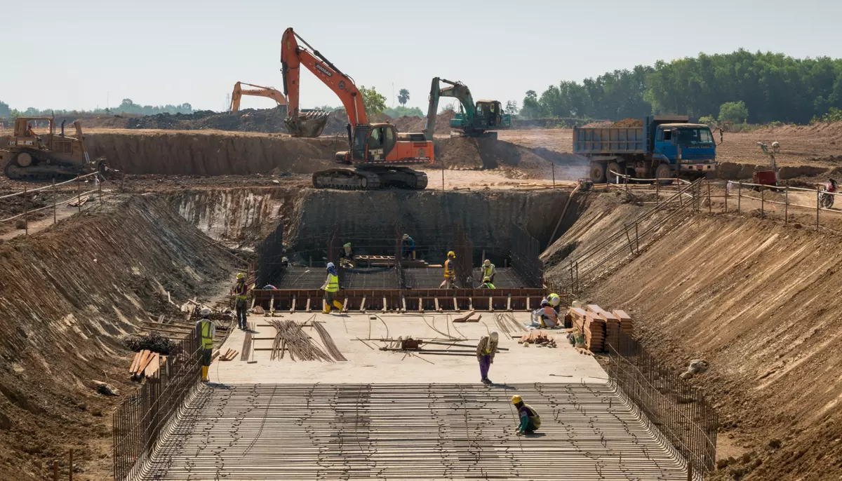 Piața construcțiilor a crescut cu aproape 12% în primele patru luni din 2026. Specialiștii avertizează asupra costurilor ascunse din ofertele pentru case