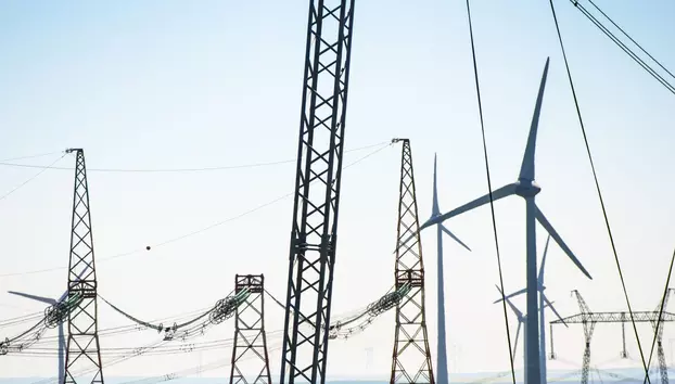 România plătește costul dependenței energetice. Prețul electricității s-a triplat, iar tranziția verde reduce unele riscuri, dar creează altele