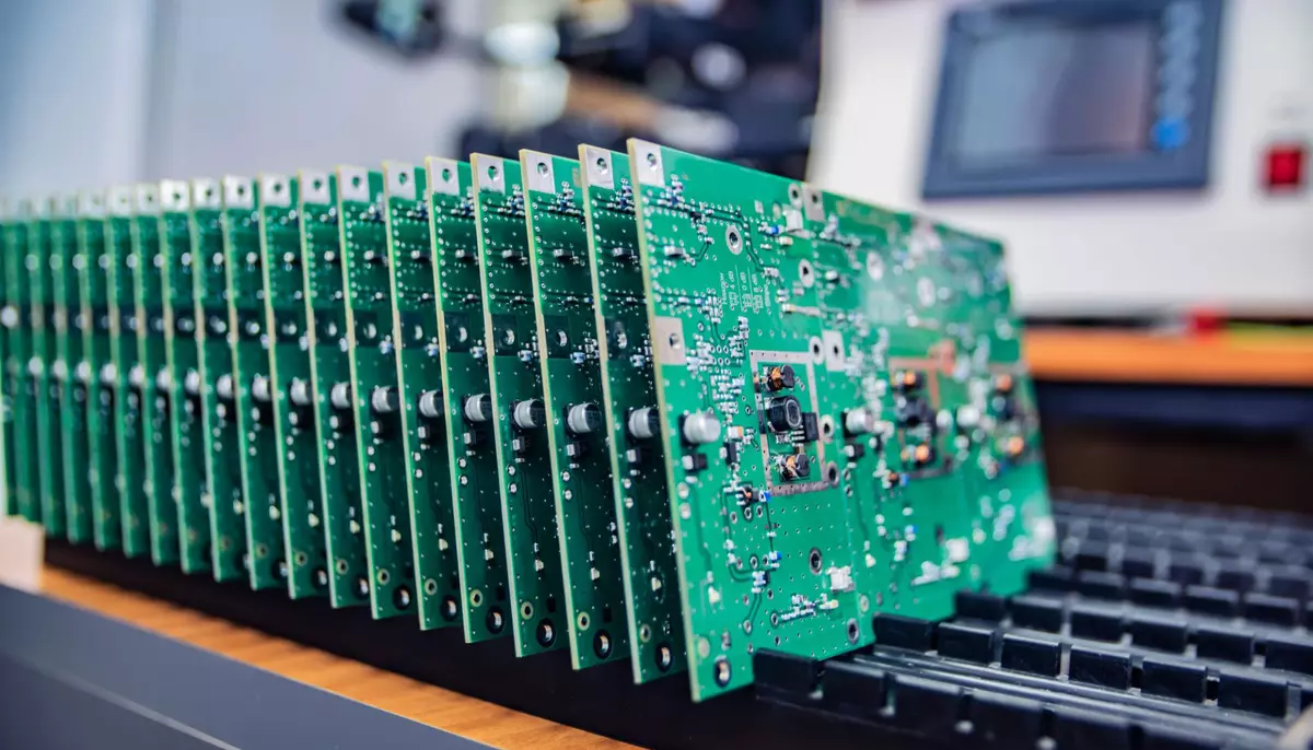 Războiul din Iran afectează industria electronică. Prețurile plăcilor de circuit au crescut cu până la 40% 