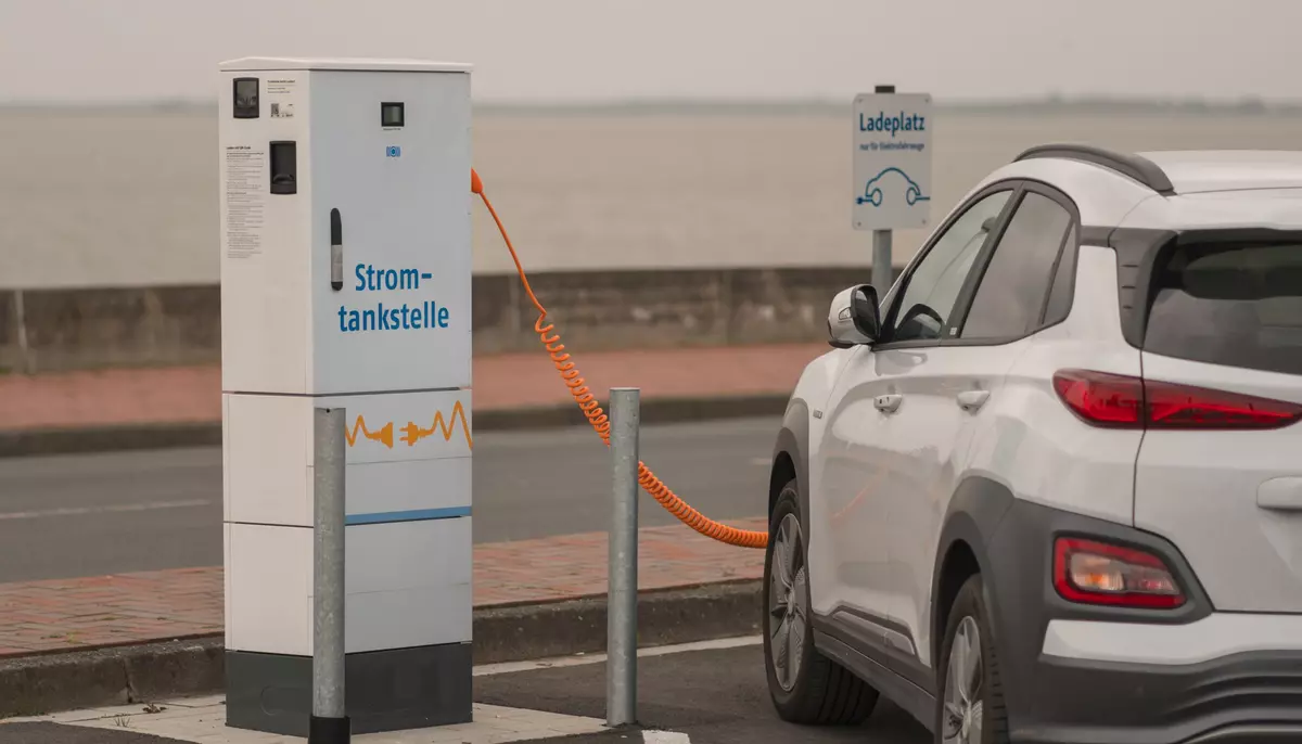 Șoferii americani se răzgândesc în privința electricelor. Vânzările scad cu 27%, iar hibridele câștigă teren