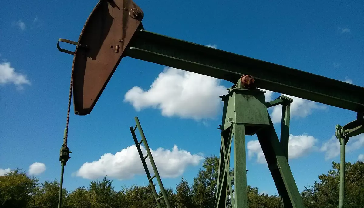 Petrolul scade sub 80 de dolari pe baril. Reluarea traficului prin Ormuz relaxează piața energiei
