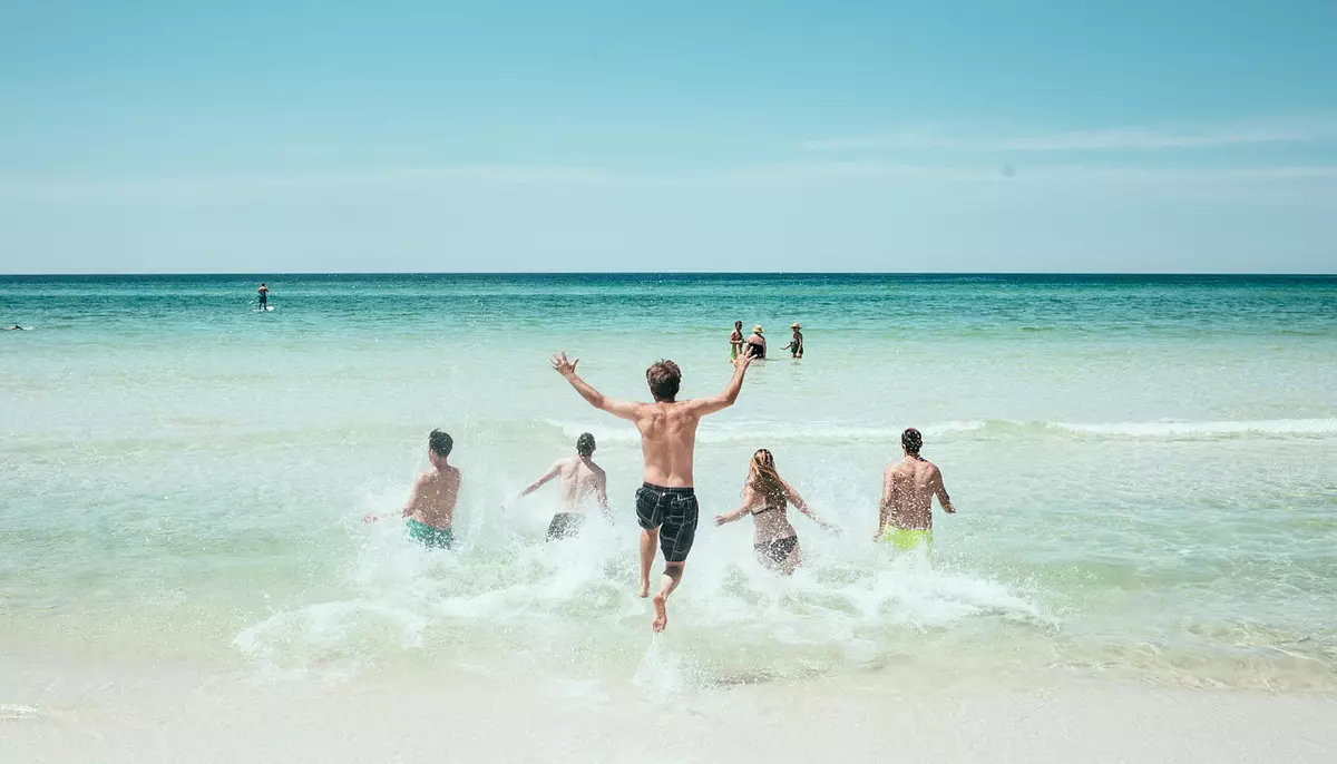 Reguli mai stricte pentru voucherele de vacanță în 2026. Pentru ce pot folosi turiștii cei 800 de lei dați de stat