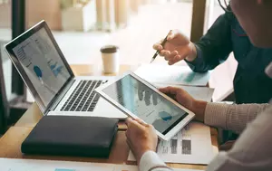 Evaluarea Anthropic la listare se bazează pe venituri estimate la 200 de miliarde de dolari. Wall Street privește neobișnuit de departe în viitor