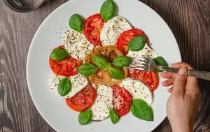 Suntem ceea ce mâncăm, dar știm ce mâncăm? 41% dintre europeni sunt atenți la mesajele campaniei Safe2Eat pentru a alege alimente sigure