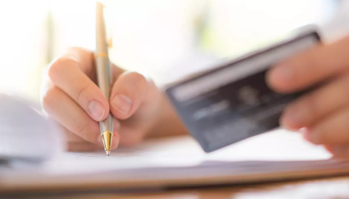 Românii accesează împrumuturi record pentru susținerea consumului privat. Valoarea creditelor noi a atins 46 miliarde de lei