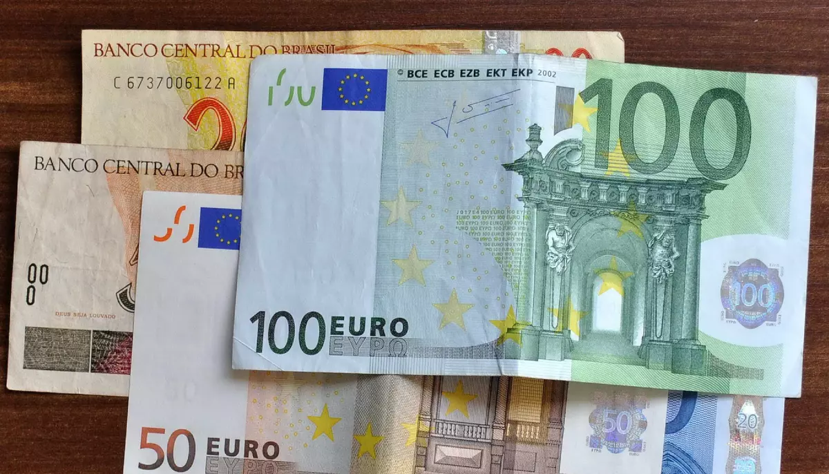 Euro devine tot mai scump pentru români. Când merită cumpărat și când nu 