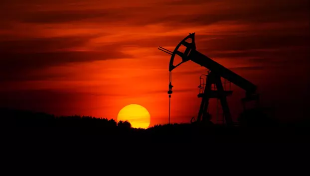Petrolul se îndreaptă spre un câștig săptămânal de 6%. Ormuz ține piața între frica de război și speranța diplomației
