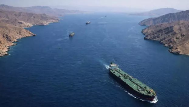 Irakul și Emiratele Arabe Unite accelerează construirea de conducte petroliere alternative. Exporturile prin Strâmtoarea Hormuz au scăzut semnificativ