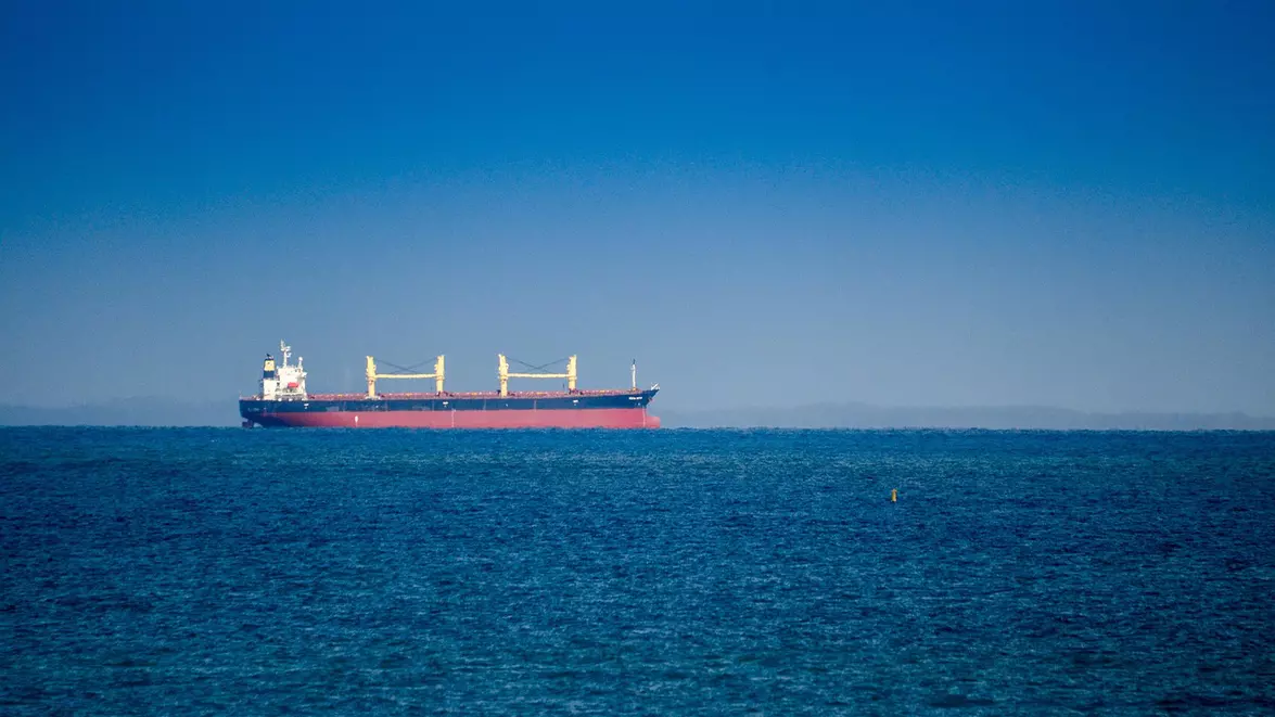 Blocarea Strâmtorii Ormuz a afectat piața petrolului mai puțin decât anticipau experții. Deficitul real a fost jumătate din estimările AIE
