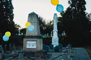 Rusofilii au spălat pe jos în cimitir, înainte să-l asculte pe ambasadorul Lipaev vorbind despre „Gloria Rusiei”. Au găsit un protest cu baloane ucrai...