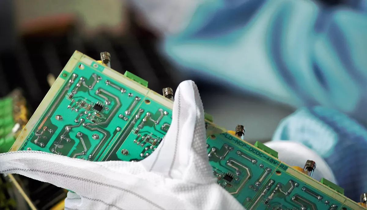 China și SUA pun presiune pe industria europeană a semiconductorilor. Un raport UE indică riscuri majore