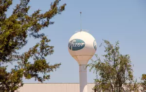 Pfizer depășește estimările în trimestrul al doilea. Gigantul farmaceutic pregătește reduceri de costuri de încă 2,5 miliarde de dolari