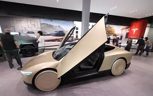 Tesla pregătește lansarea Cybercab, taxiul autonom fără volan și pedale. Primele curse vor începe în august