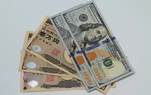 Yenul japonez pierde aproape jumătate din câștigul intervenției. Dolarul revine spre 160 de yeni