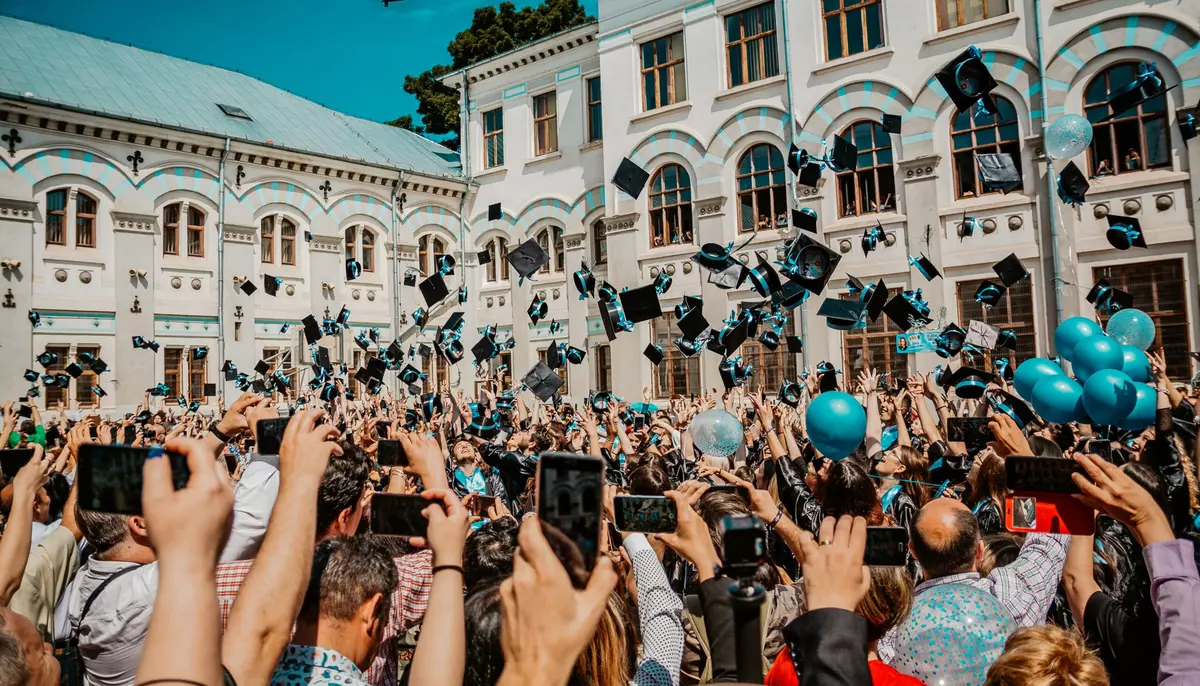 Expansiunea învățământului superior și valoarea diplomei pe piața muncii. Cum sunt distribuite costurile