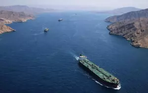 Prețul petrolului crește din nou după ultimele atacuri ale Statelor Unite asupra Iranului. Investitorii văd riscuri mai mari pentru transporturile prin Ormuz