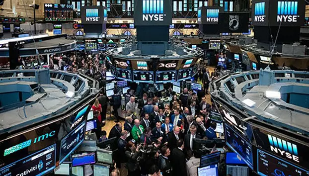 Bursa americană urcă la un nou record istoric. S&P 500 închide la 7.757,64 puncte