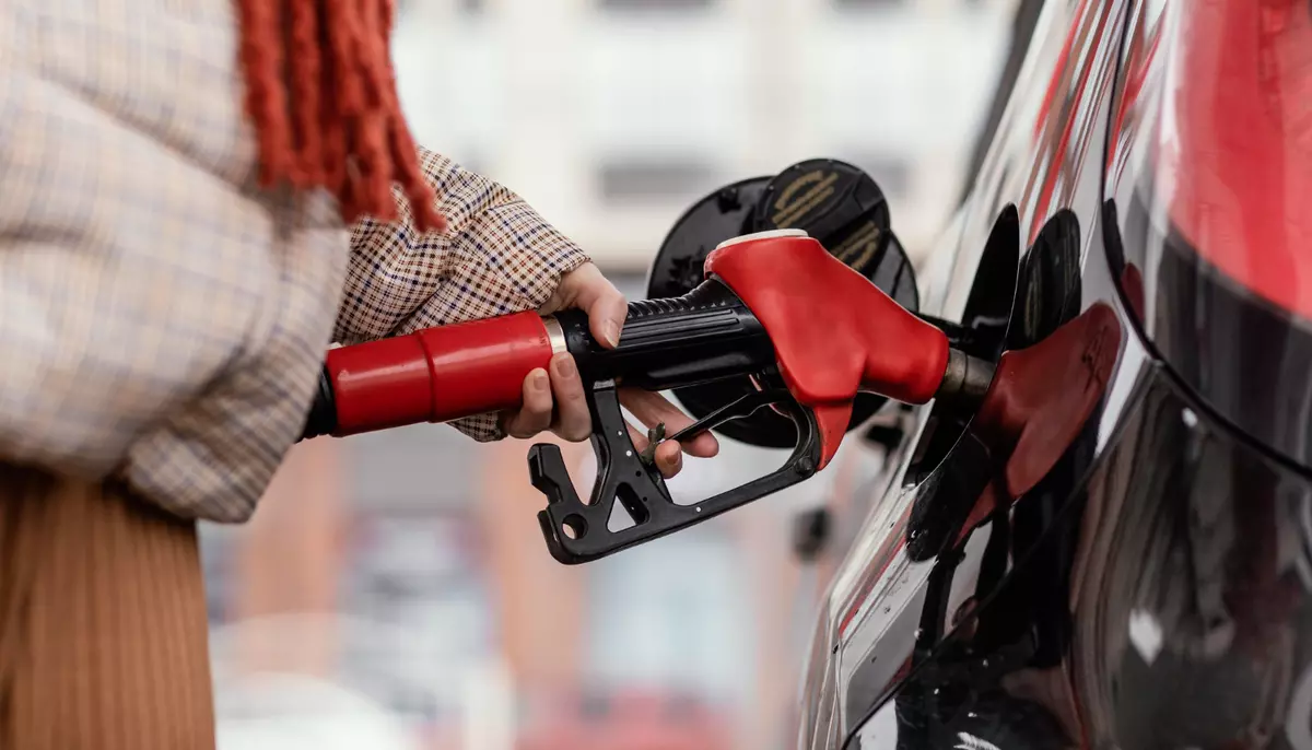 Mișcări noi pe piața carburanților. Mai multe companii petroliere reduc prețul motorinei cu până la 15 bani