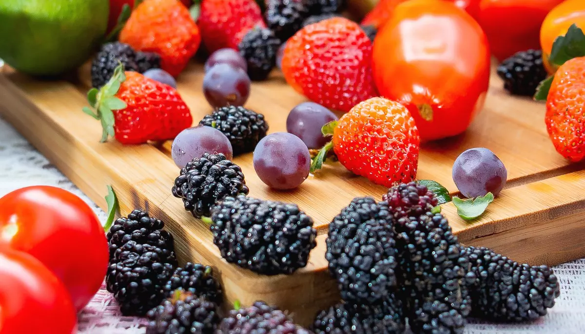 O masă de Paște fără excese face loc fructelor în farfurie. Te ajutam să alegi inspirat, în funcție de cât costă fiecare fruct