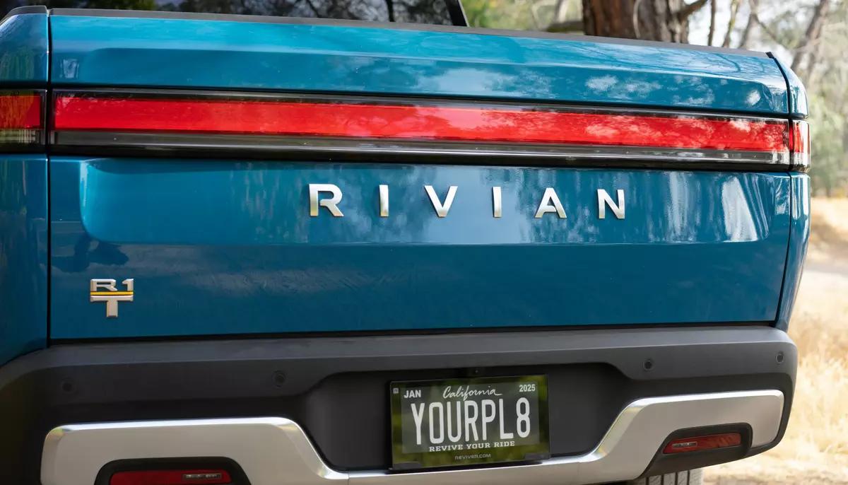 Rivian vinde acțiuni pentru a-și finanța dezvoltarea. Cotația companiei americane de mașini electrice a scăzut cu peste 10% 