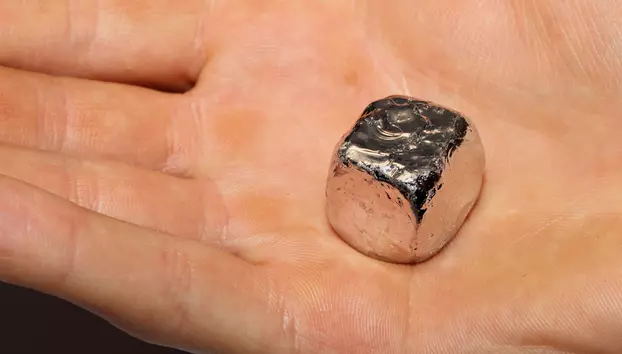 Nu aurul este cel mai scump metal din lume. Materialul rar care a depășit 20.000 de euro pe uncie, esențial pentru industria auto