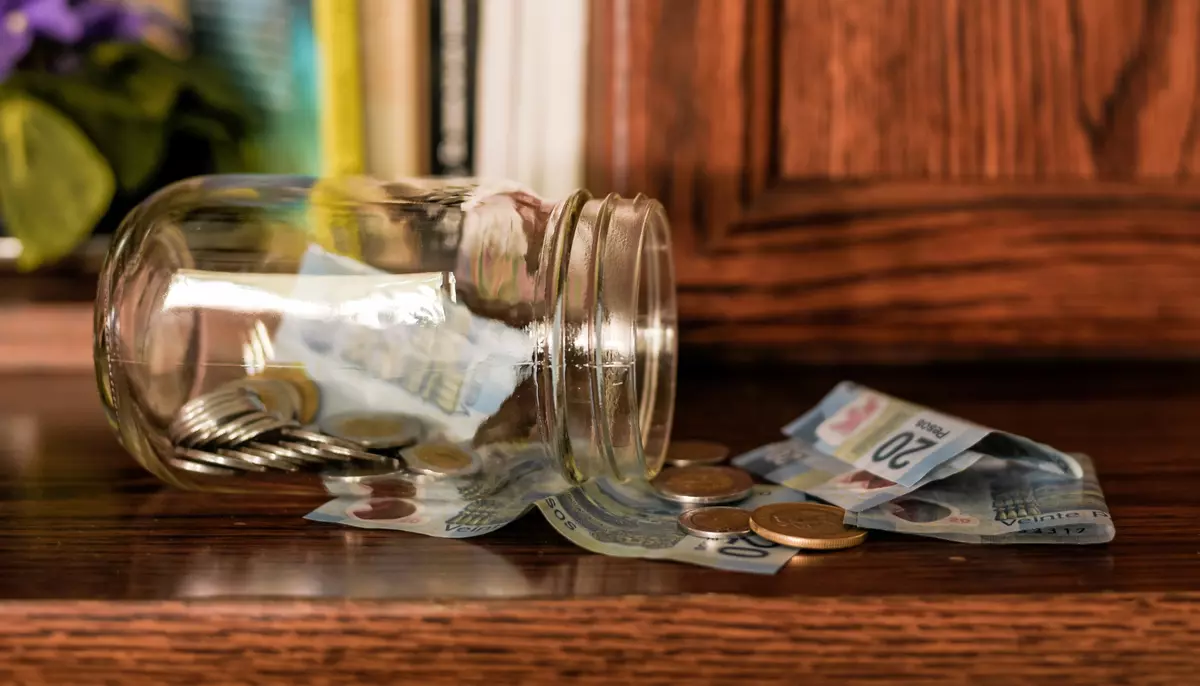 Românii economisesc tot mai greu din cauza costurilor ridicate. Aproape 46% pun deoparte cel mult 500 de lei pe lună