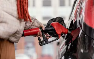 Mișcări noi pe piața carburanților. Mai multe companii petroliere reduc prețul motorinei cu până la 15 bani