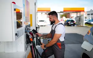 Motorina se scumpește înainte de reducerea accizei. Prețul ar putea coborî cu până la 68 de bani din 16 august
