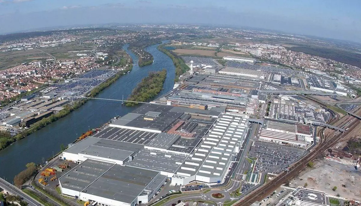 O fabrică auto importantă din Europa oprește producția de mașini. Stellantis schimbă rolul uzinei din Poissy 