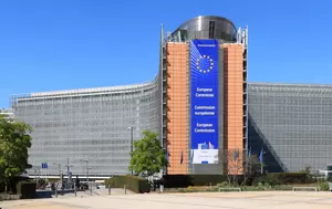 UE reacționează la prețurile record ale petrolului prin accelerarea tranziției la energia curată