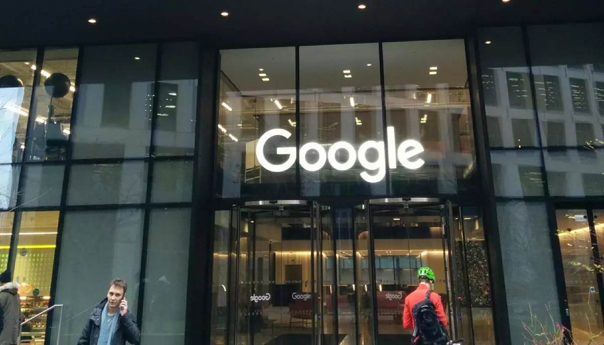 Alphabet reorganizează conducerea diviziei de inteligență artificială de la Google. Acțiunile grupului scad cu 4% după plecarea mai multor specialiști de top
