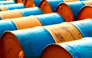 Petrolul urcă ușor după ce navele tranzitează din nou strâmtoarea Ormuz. Piața testează cât de solidă este pacea din Golf, în jurul a 70 dolari/baril