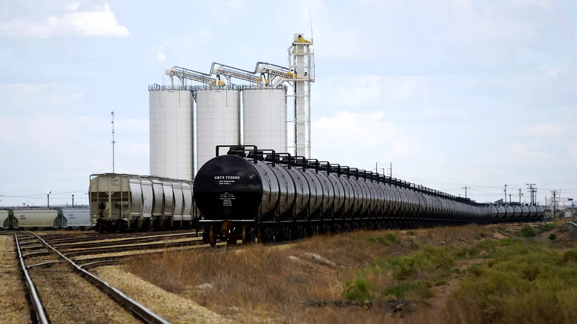 Scăderea prețului petrolului reaprinde temerile privind un excedent global. China are rolul principal în reechilibrarea pieței