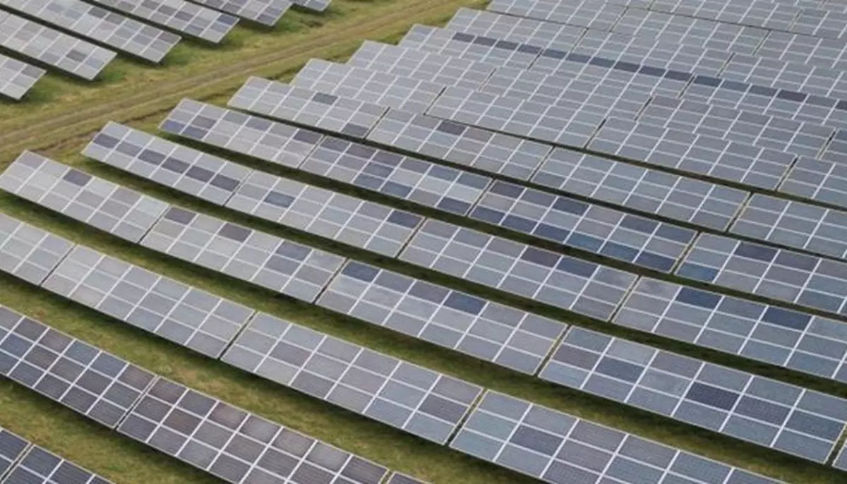 Trece OMV Petrom de la baril la baterie? Investiția de 300 de milioane de euro în fotovoltaice arată noua miză a energiei
