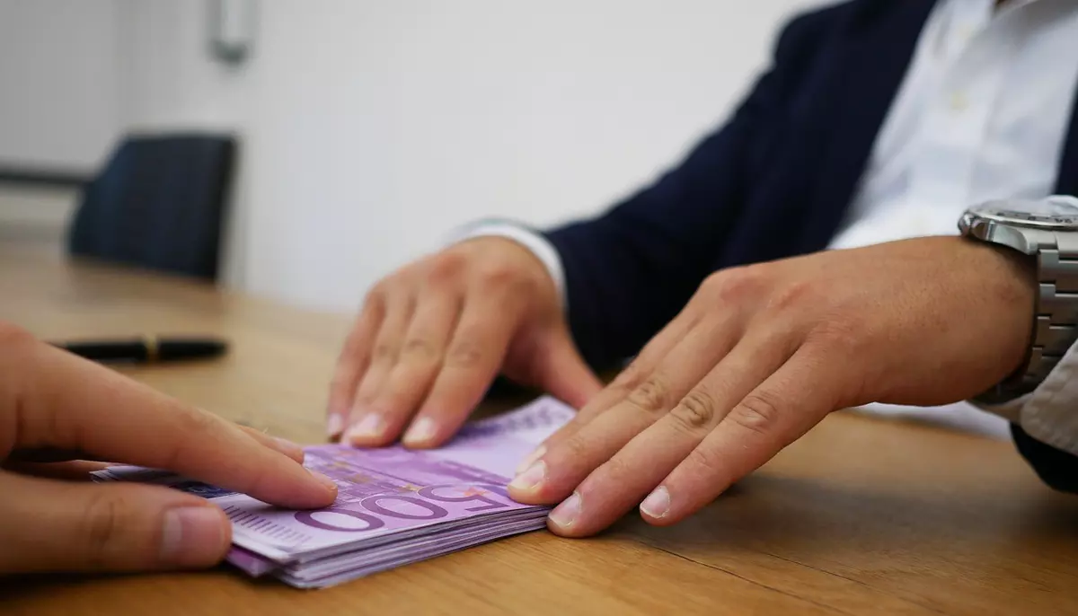 Intesa Sanpaolo Bank ajută IMM-urile să își refinanțeze creditele. Garanția poate ajunge până la 4 milioane de lei