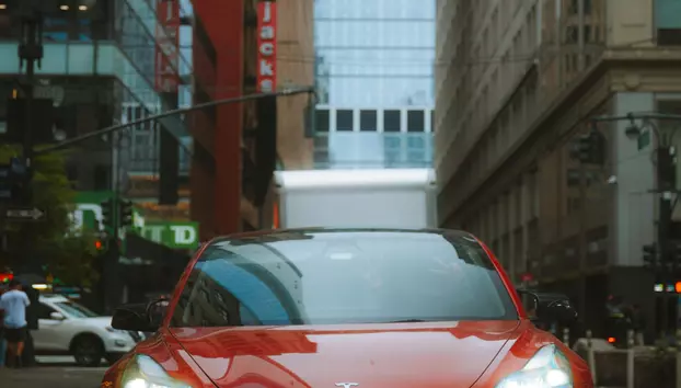 J.P. Morgan vede un nou potențial pentru Tesla. Robotica și condusul autonom pot susține creșterea pe termen lung