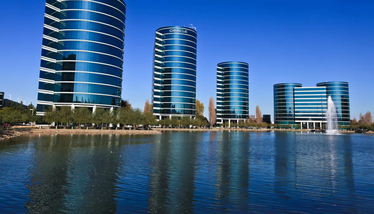 Cheltuieli record anunțate de Oracle pentru infrastructura AI în 2027. Acțiunile companiei au scăzut cu aproape 9% 