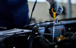 Marii producători auto schimbă formulele uleiurilor de motor, pentru a evita o criză. Materia primă s-a scumpit de aproape trei ori