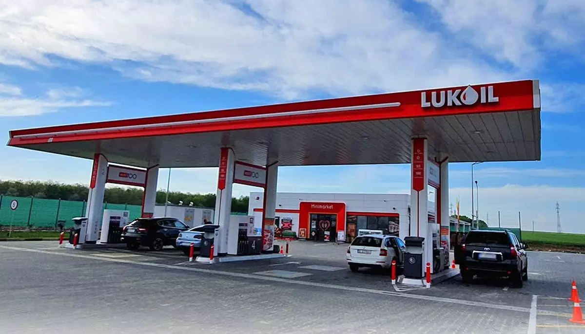 Aproape 340 de benzinării pot pierde brandurile rusești. Ce înseamnă pentru piață ieșirea Gazprom și Lukoil din retailul românesc de carburanți